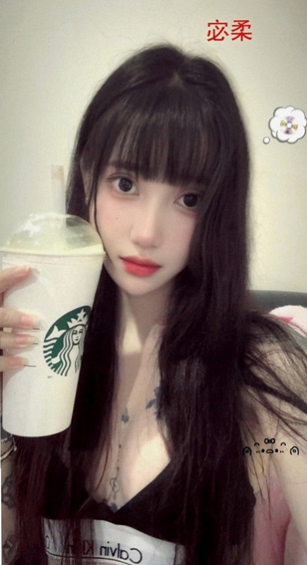 大甲按摩：曼妮 |職業是空姐|164cm|52kg|E罩杯|18歲|服務很貼心 配合度超贊呦!!! 蜜穴很會夾 一雙美腿夾住你的腰