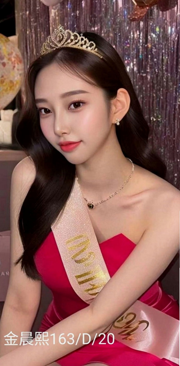 台南按摩外送：佳莉 |婚禮策劃助理|169cm|54kg|C罩杯|19歲|駕蠢共浴KIss舌吻  讓你愛不釋手 屁股很會搖喔