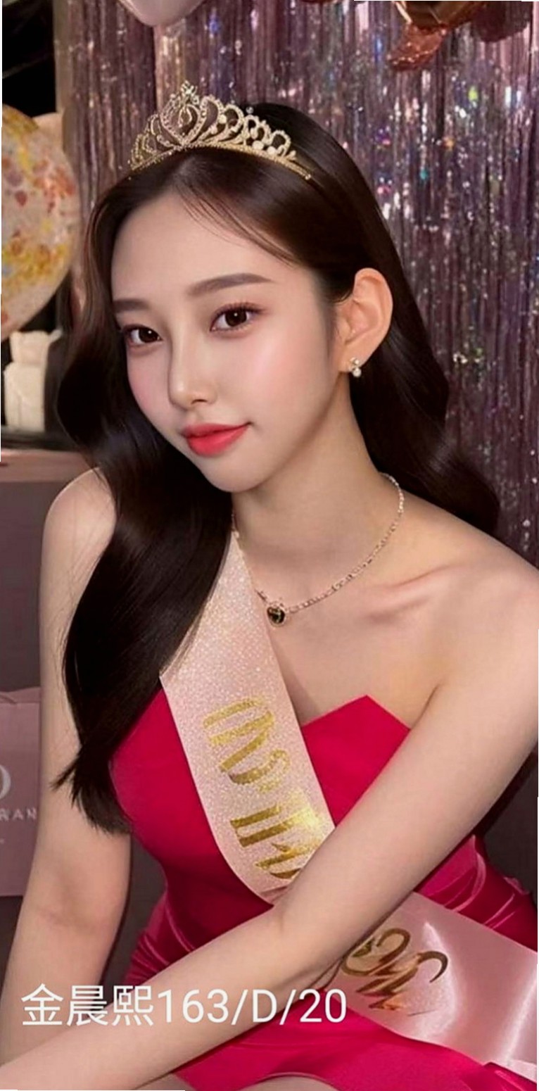 台南按摩外送：佳莉 |婚禮策劃助理|169cm|54kg|C罩杯|19歲|駕蠢共浴KIss舌吻  讓你愛不釋手 屁股很會搖喔
