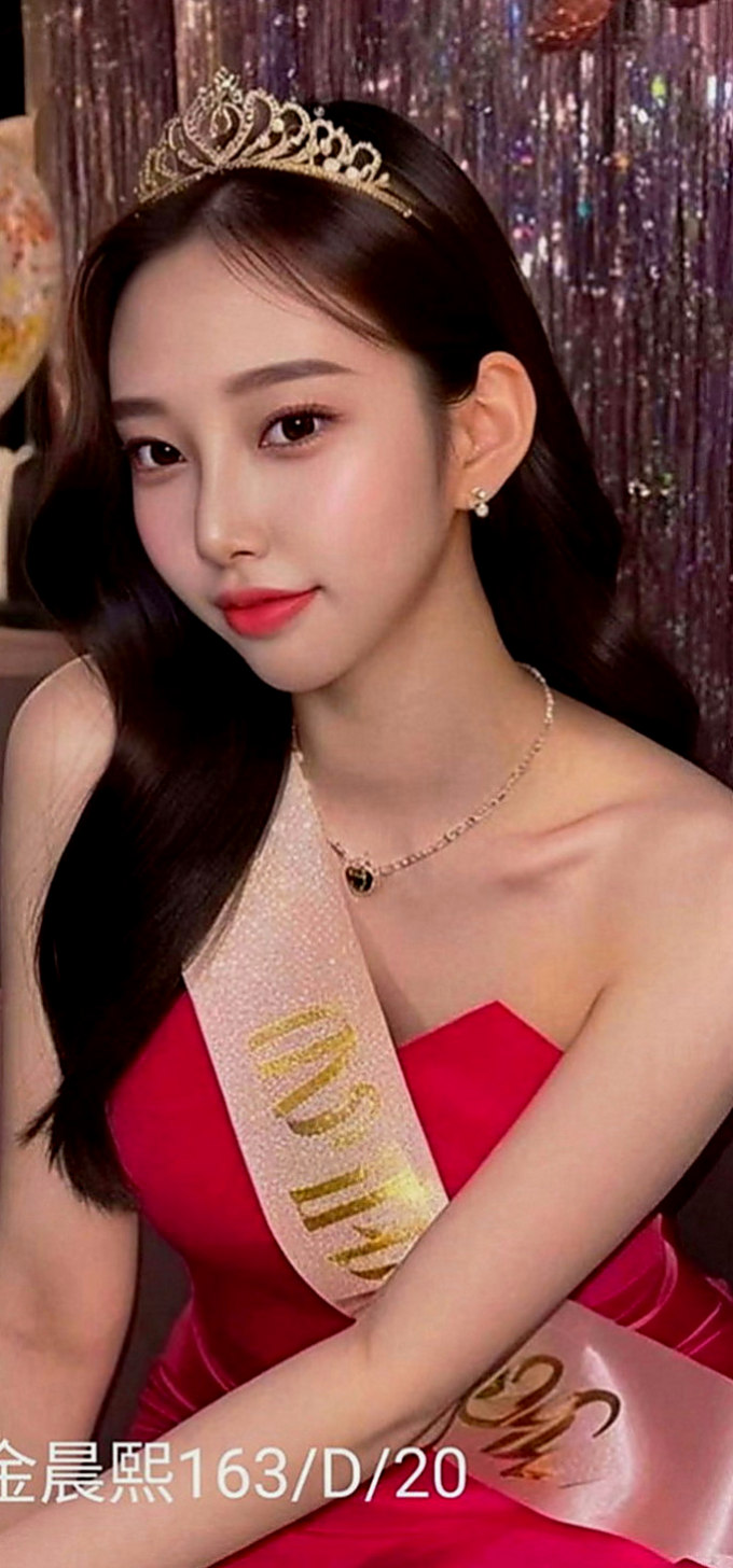 台南按摩外送：佳莉 |婚禮策劃助理|169cm|54kg|C罩杯|19歲|駕蠢共浴KIss舌吻  讓你愛不釋手 屁股很會搖喔